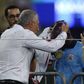 Tite entrega medalha de campeão carioca ao treinador derrotado