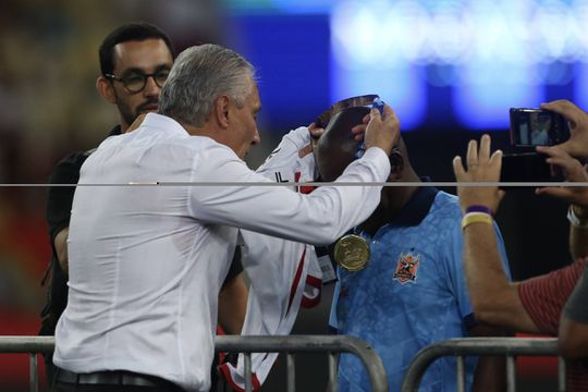 Tite entrega medalha de campeão carioca ao treinador derrotado