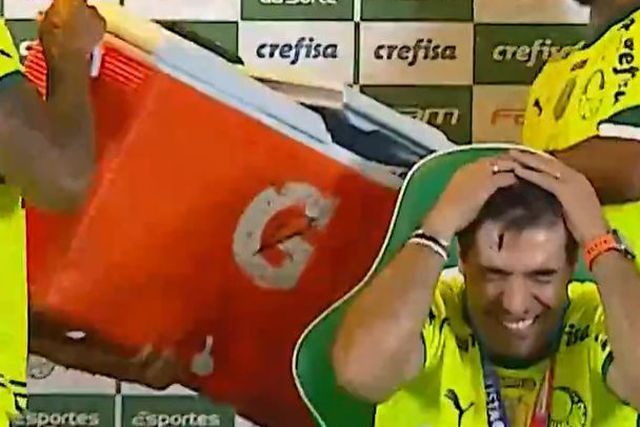 Banho a Abel é clássico durante a conferência: «Já estava a ficar chateado»