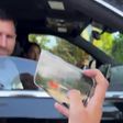 Quando Messi para o carro para fotos, fãs nem acreditam