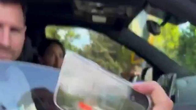 Quando Messi para o carro para fotos, fãs nem acreditam