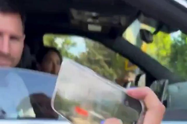 Quando Messi para o carro para fotos, fãs nem acreditam