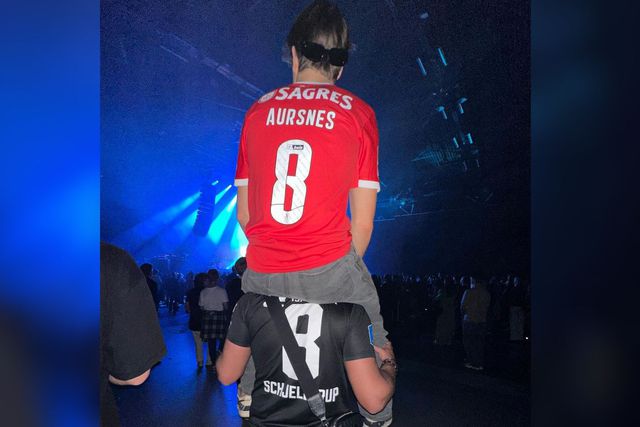 Schjelderup com camisola de Aursnes em concerto