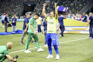 Abel Ferreira iguala recorde de títulos no Palmeiras