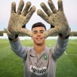 Miguel Gouveia assina contrato profissional