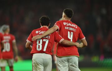 «João Neves e António Silva? Benfica precisa de vender mas não a correr»