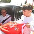 Pavlidis assina camisola à saída do Centro de Formação e Treino no Seixal