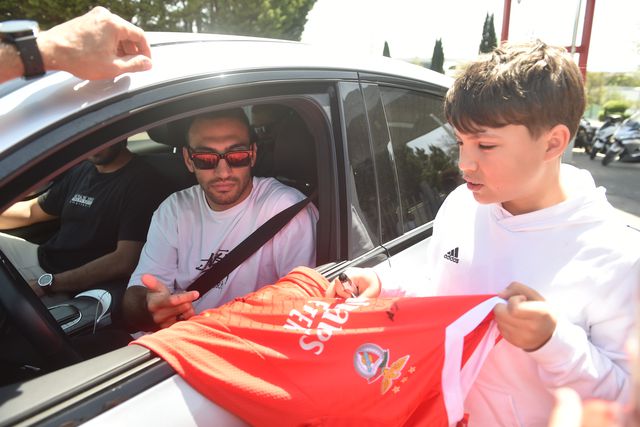 Pavlidis assina camisola à saída do Centro de Formação e Treino no Seixal