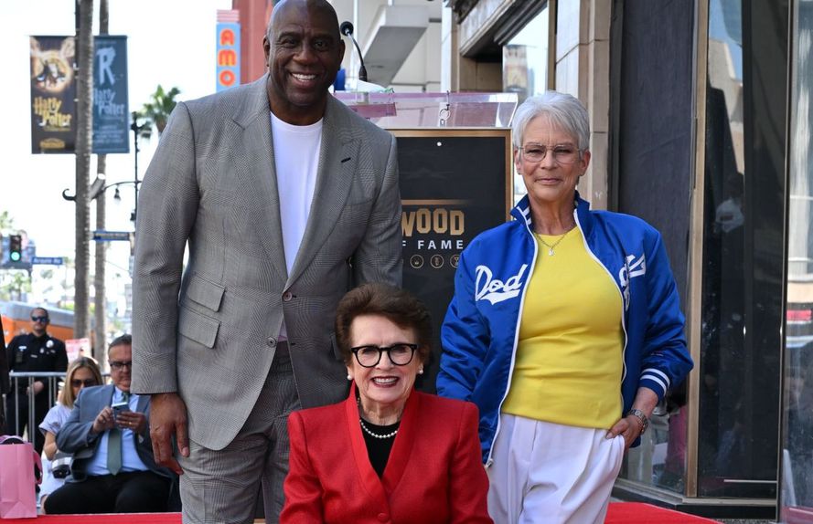 illie Jean King acompanhada por Magic Johnson, lendário jogador dos Los Angeles Lakers, e pela atriz Jamie Lee Curtis (X/Billie Jean King)
