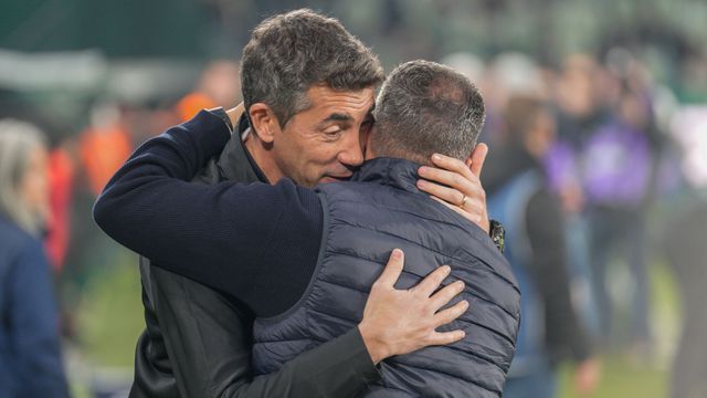 Bruno Lage e Rui Borges abraçados no dérbi de Alvalade: ambos fazem parte do lote de 21 mudanças de treinador em 2024/25 (Foto: Bruno Carvalho/IMAGO)