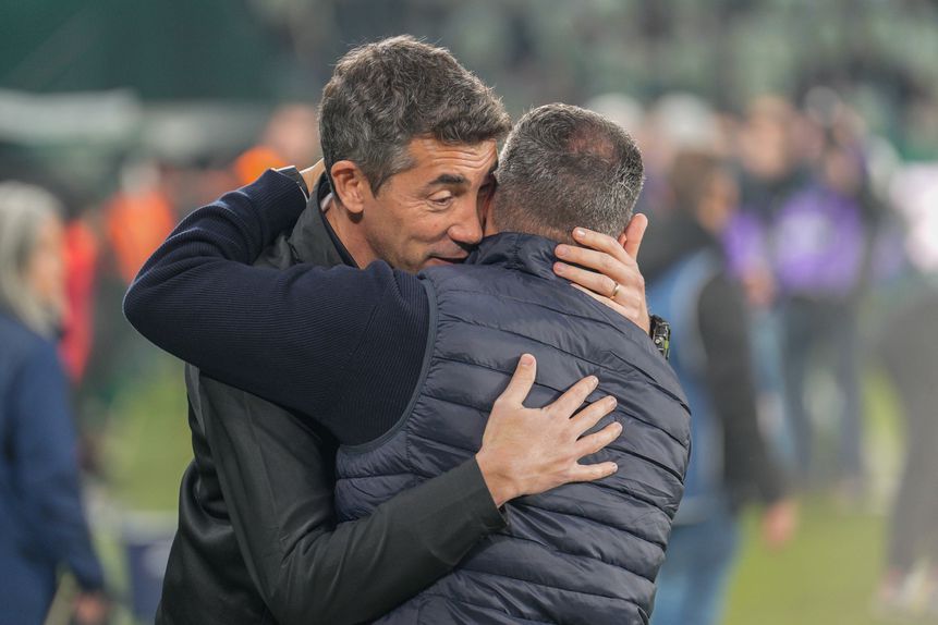 Bruno Lage e Rui Borges abraçados no dérbi de Alvalade: ambos fazem parte do lote de 21 mudanças de treinador em 2024/25 (Foto: Bruno Carvalho/IMAGO)