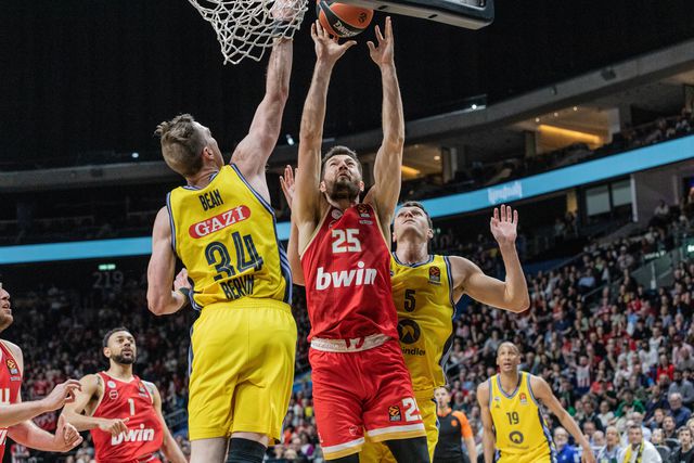 Fase do jogo entre Olimpiakos e Alba Berlin para a Euroliga