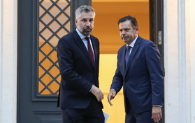 Debate entre Montenegro e Pedro Nuno adiado para esta quarta-feira