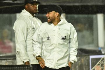 Neymar volta a treinar-se no Santos 33 dias depois