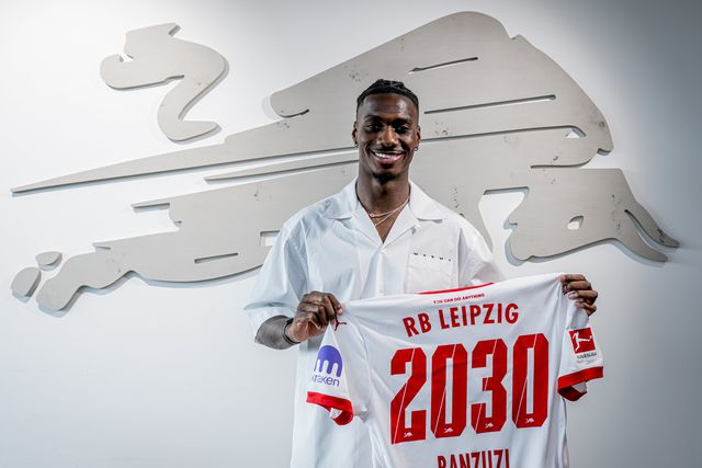 Banzuzi assinou até 2030 com o emblema da Bundesliga (Foto: RB Leipzig)