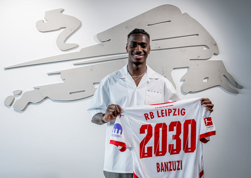 Banzuzi assinou até 2030 com o emblema da Bundesliga (Foto: RB Leipzig)
