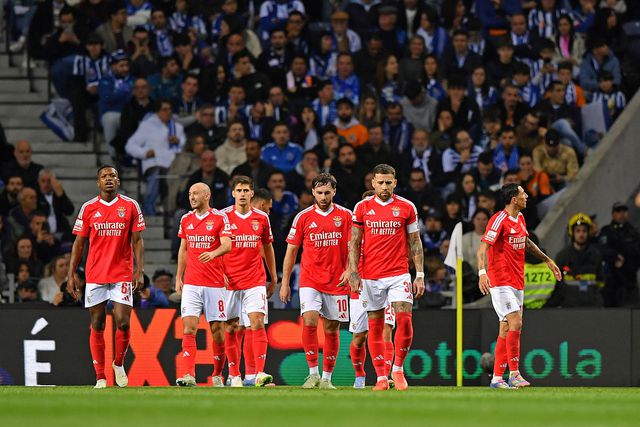 Jogadores do Benfica festejam a histórica vitória, por 4-1, sobre o FC Porto, no Estádio do Dragão