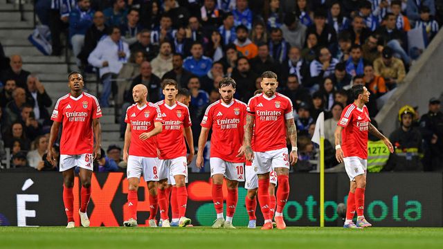 Jogadores do Benfica festejam a histórica vitória, por 4-1, sobre o FC Porto, no Estádio do Dragão