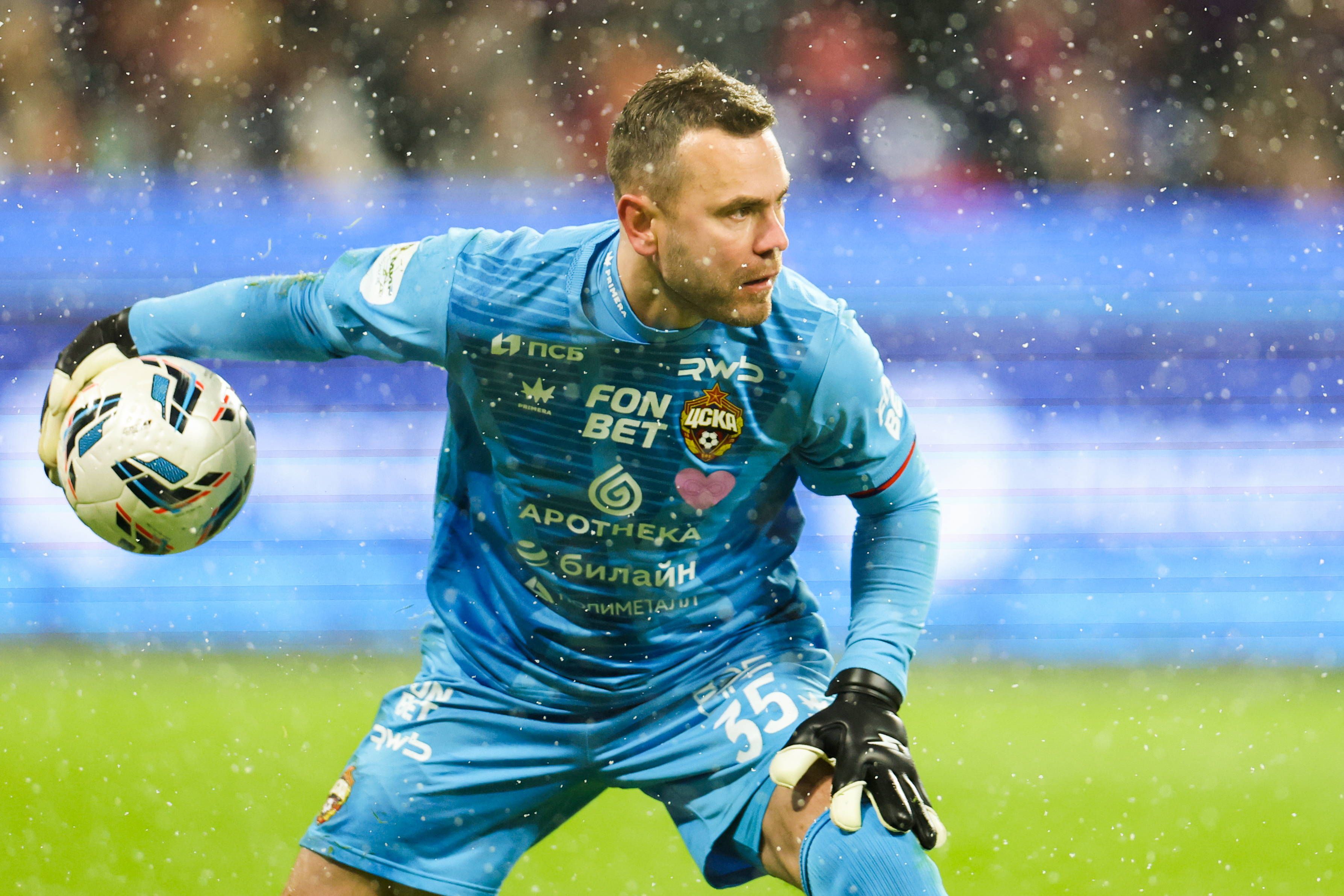 Igor Akinfeev celebra 40 primaveras esta quarta-feira e está há 35 anos (!) no CSKA de Moscovo (IMAGO)