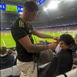 Insólito no Bernabéu: adepto corta o cabelo em plena bancada (vídeo)