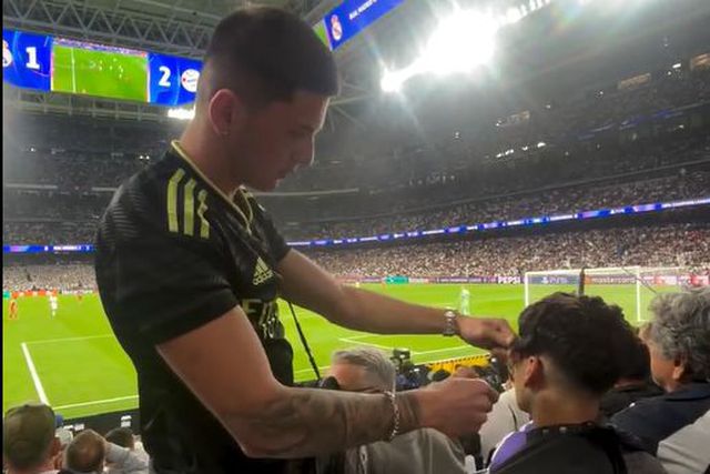 Insólito no Bernabéu: adepto corta o cabelo em plena bancada (vídeo)