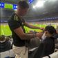 Insólito no Bernabéu: adepto corta o cabelo em plena bancada (vídeo)