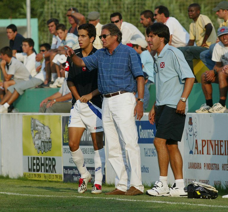A dar instruções a Ruben Amorim no Belenenses, em 2003 (foto A BOLA)