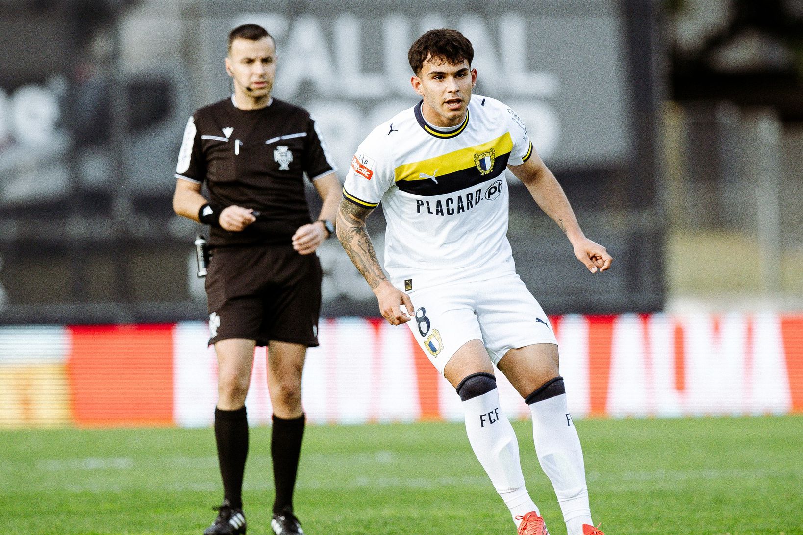 Jovem médio espanhol assume estar extremamente feliz por ter optado por rumar a Vila Nova — Foto: Famalicão