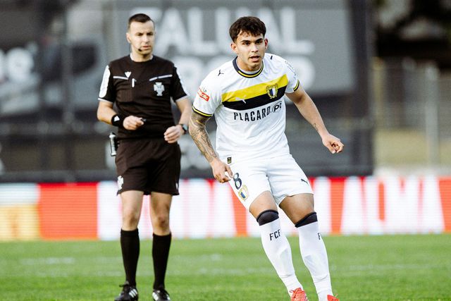 Jovem médio espanhol assume estar extremamente feliz por ter optado por rumar a Vila Nova — Foto: Famalicão