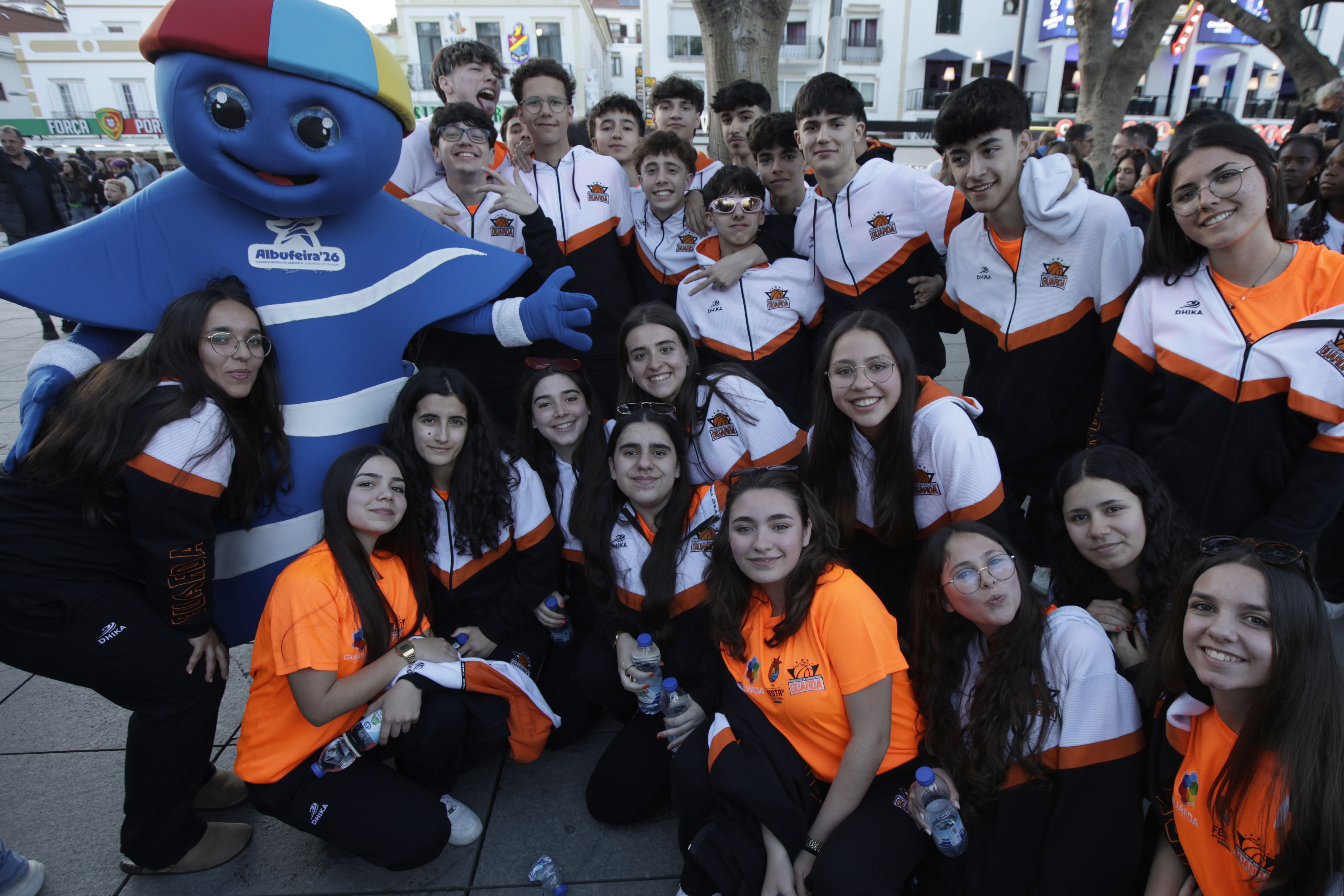Parte das seleções do distrito da Guarda antes do defile em Albufeira    Fotografia FPB