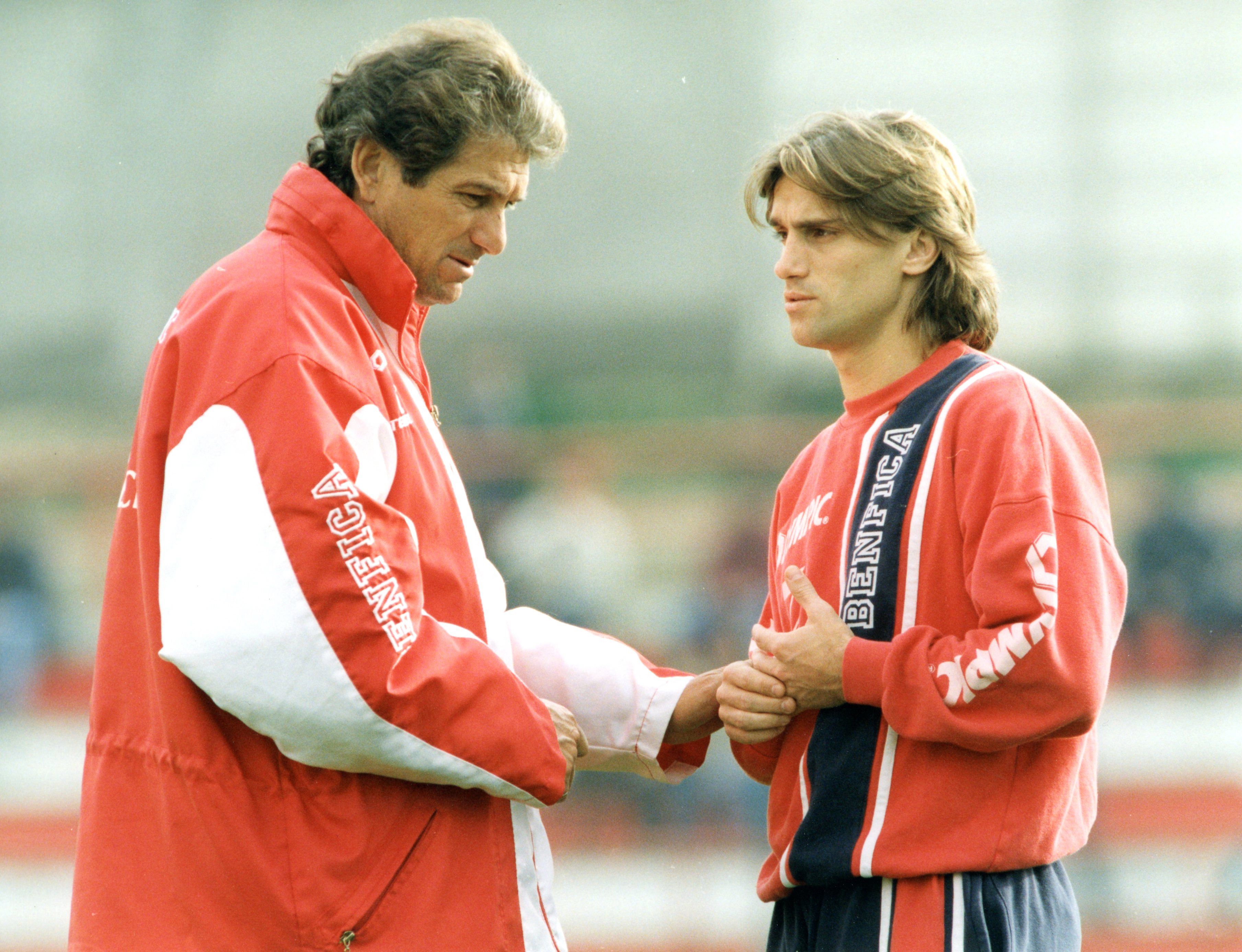 Manuel José, treinador do Benfica, a conversar com o capitão João Pinto, em 1997 (foto A BOLA)