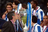José Mourinho beija a Taça da Champions League que ganhou com o FC Porto (Foto: ASF)