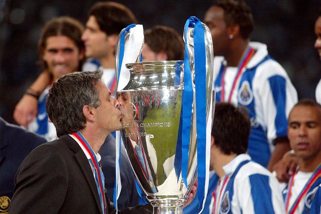 José Mourinho beija a Taça da Champions League que ganhou com o FC Porto (Foto: ASF)