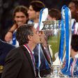 José Mourinho beija a Taça da Champions League que ganhou com o FC Porto (Foto: ASF)