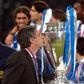 José Mourinho beija a Taça da Champions League que ganhou com o FC Porto (Foto: ASF)
