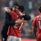 Abraço entre Bruno Lage e Pizzi, sob o olhar atento de Yuri Ribeiro (A BOLA)