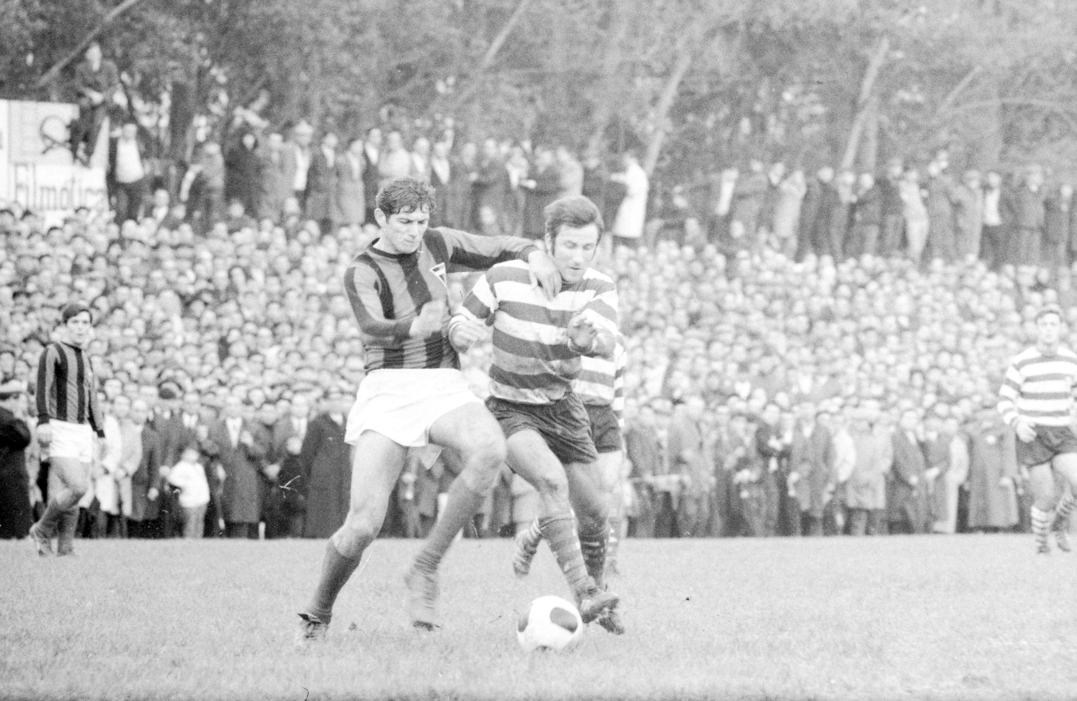 Em 1970, com a camisola do União de Tomar, a disputar um lance com Fernando Peres, do Sporting (foto A BOLA)