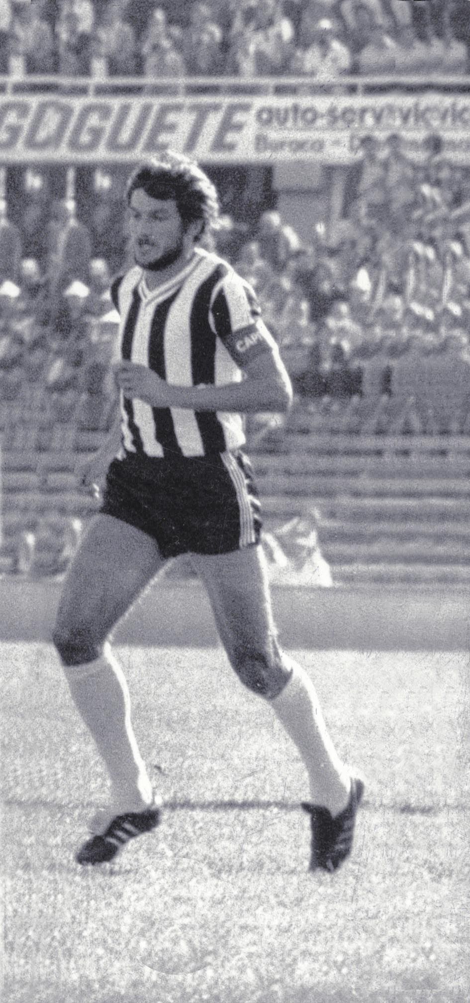 Manuel José com a braçadeira de capitão do Sp. Espinho, em 1977/78 (foto A BOLA)