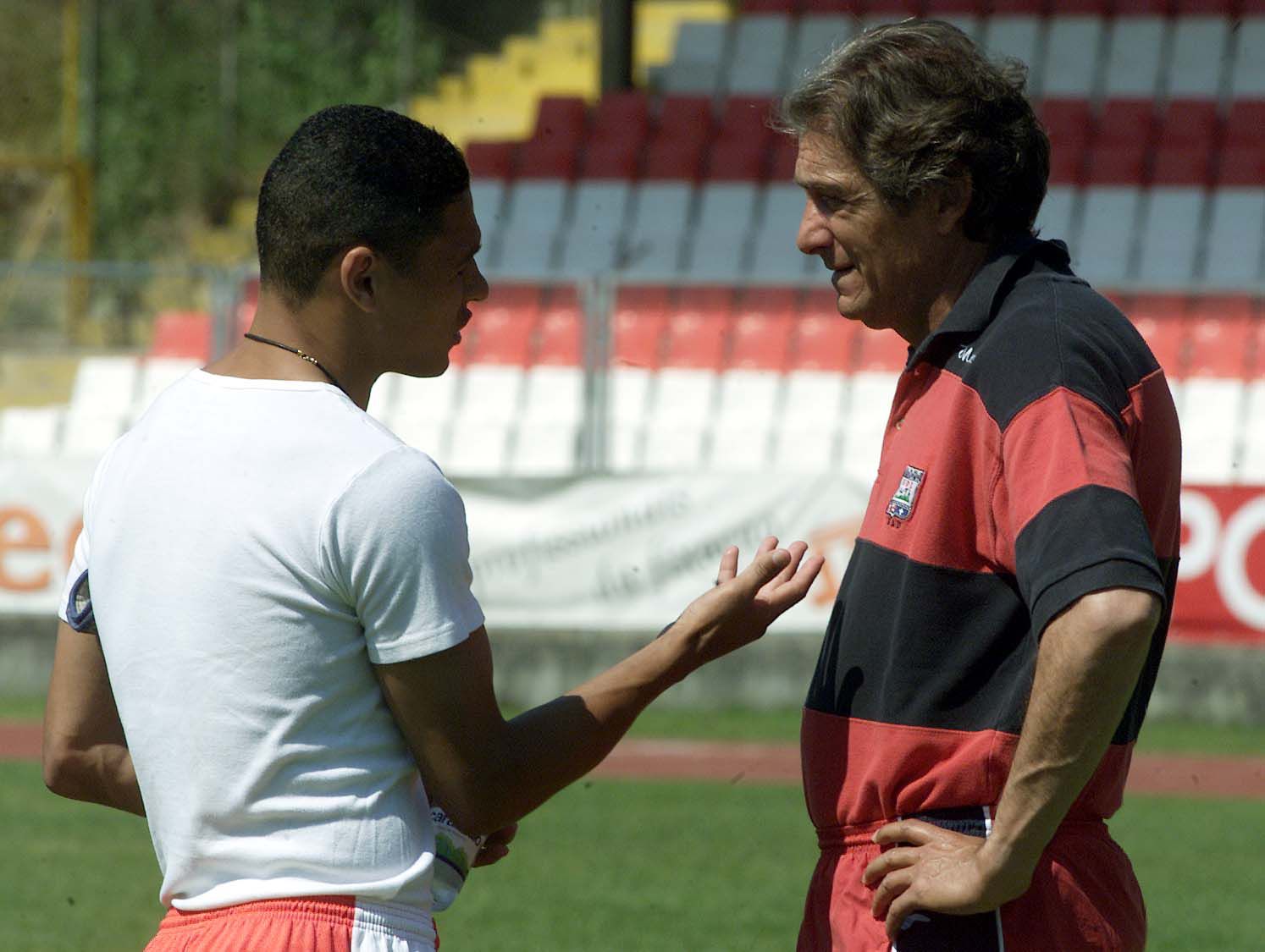 A falar com Derlei no último treino dado na UD Leiria, em 2001 (foto A BOLA)