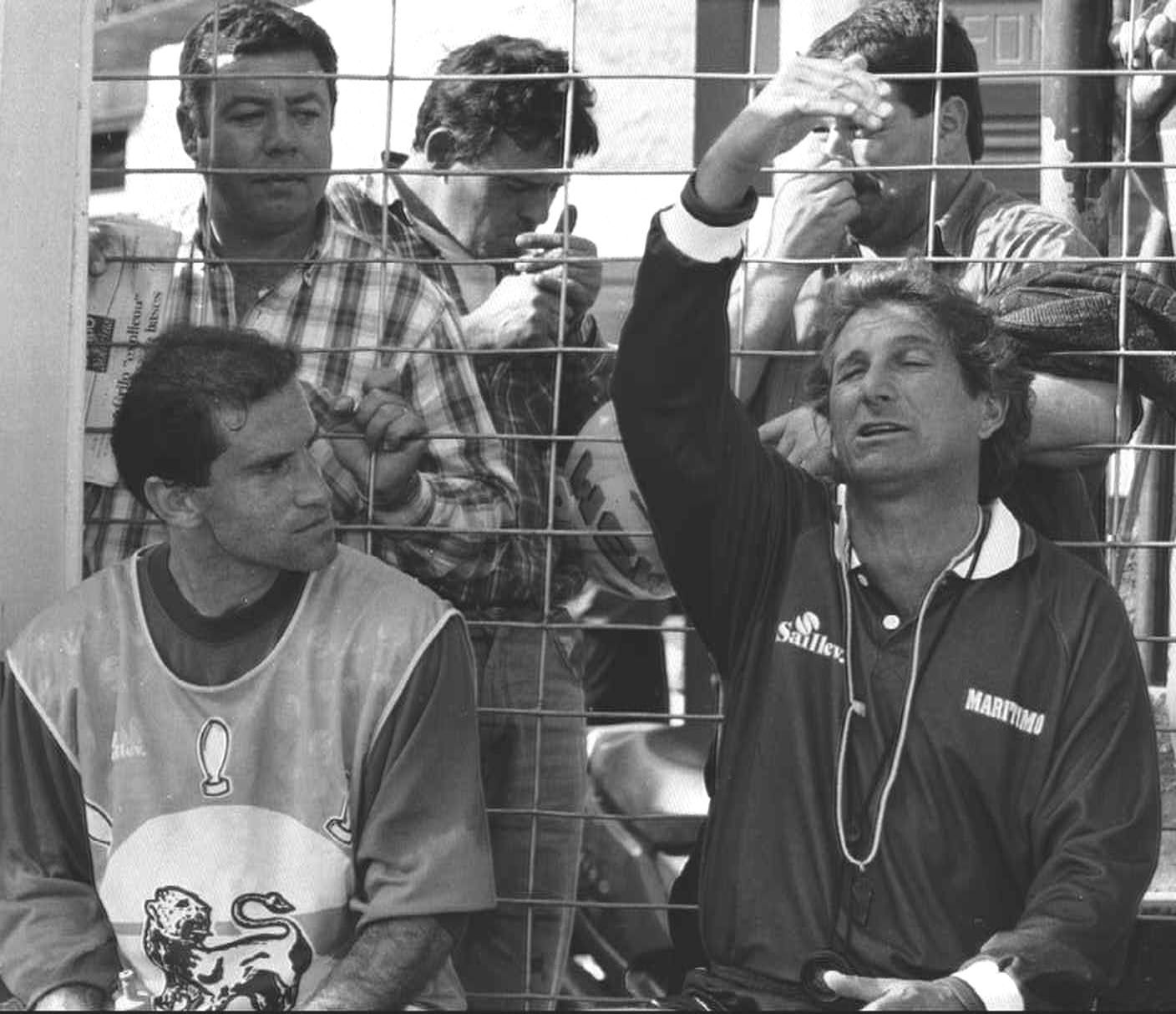 A conversar com Cabral, lateral do Marítimo 1996/97 (foto A BOLA)