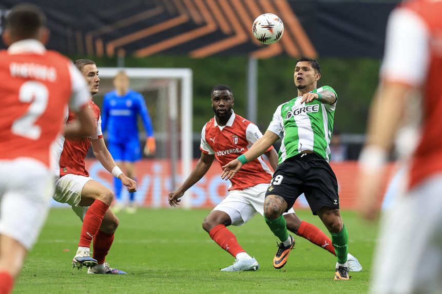 Niakaté e Diego Rodrigues saíram lesionados do encontro com o Betis - Foto: José Coelho /LUSA