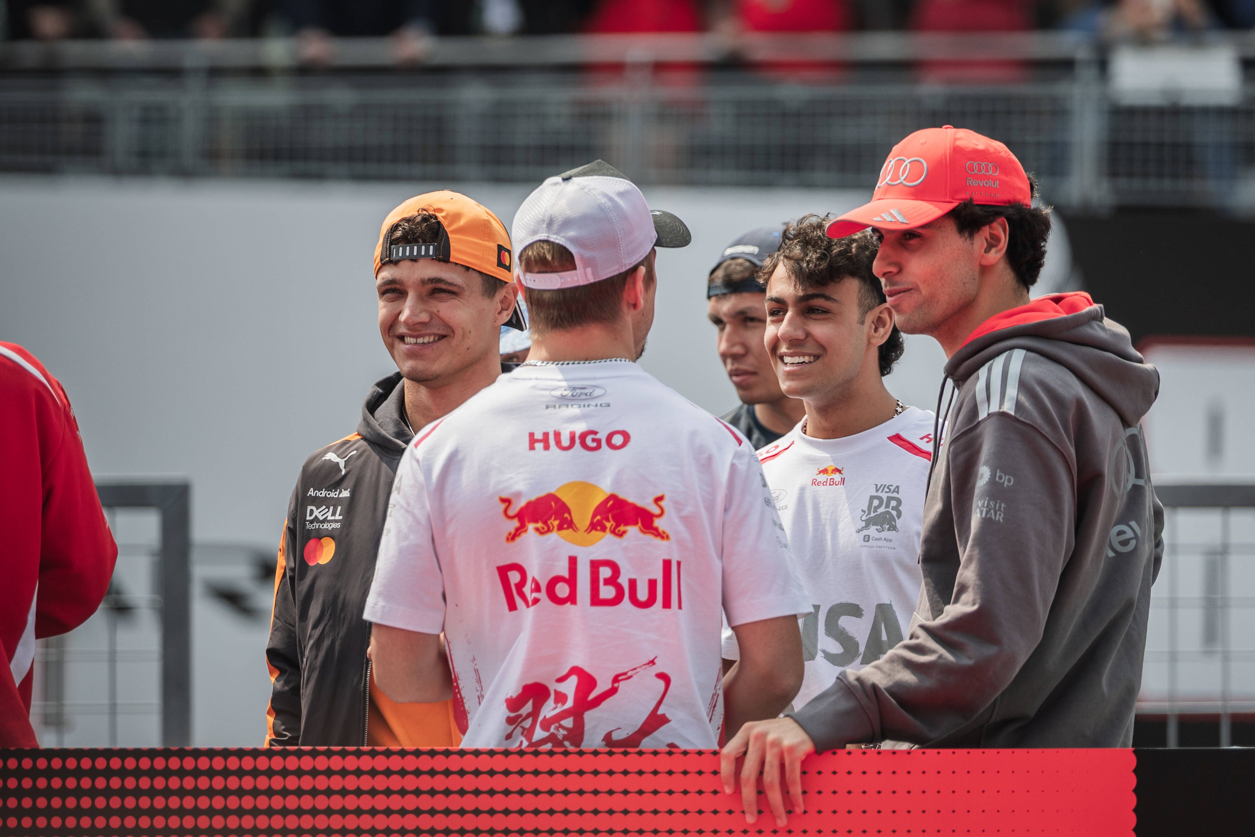 Lando Norris e Arvin Lindblad com outros pilotos de F1, como Verstappen, Bortoleto e Albon