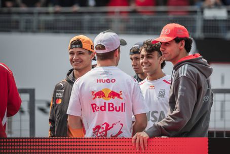 Lando Norris e Arvin Lindblad com outros pilotos de F1, como Verstappen, Bortoleto e Albon