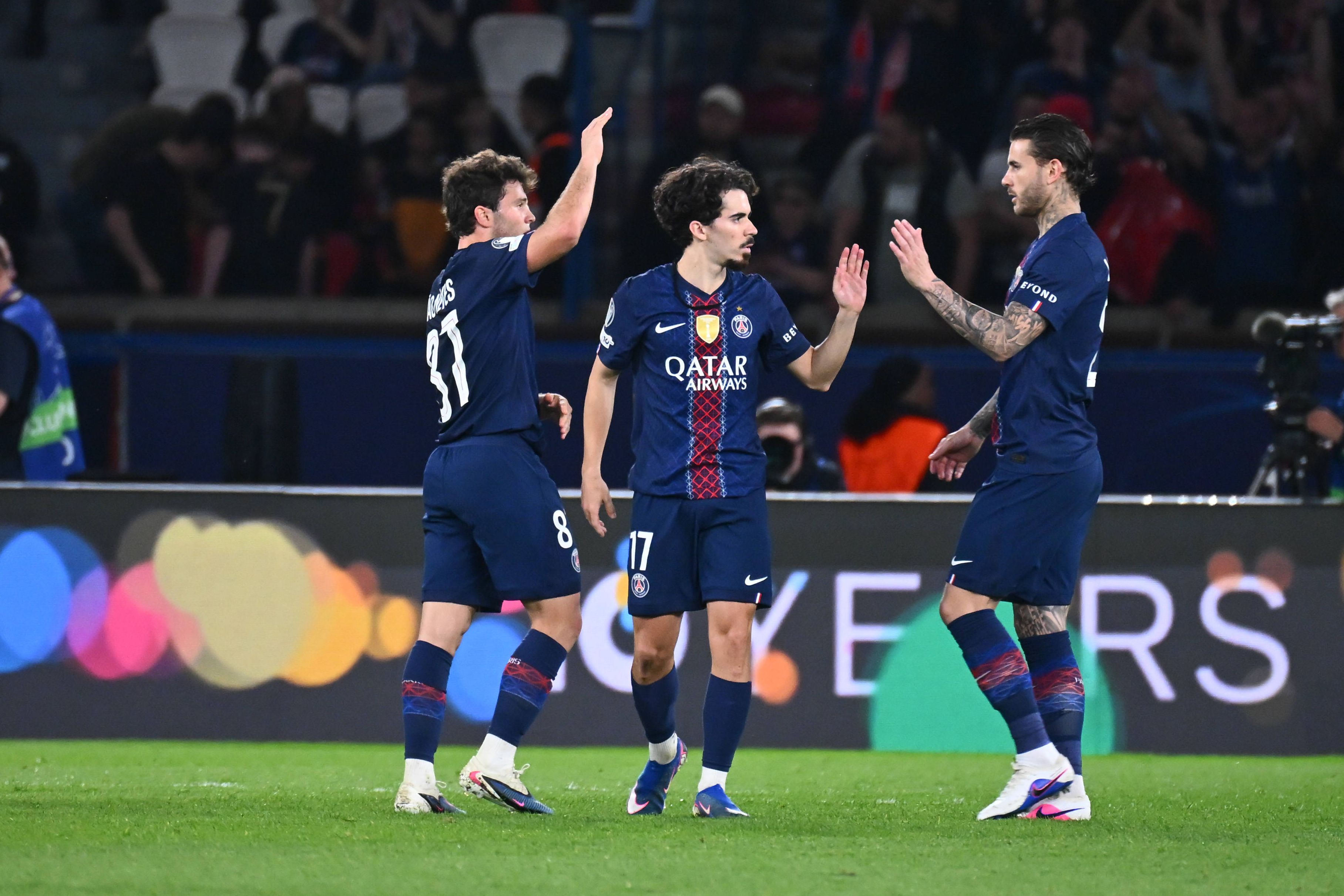 João Neves e Vitinha no final do jogo