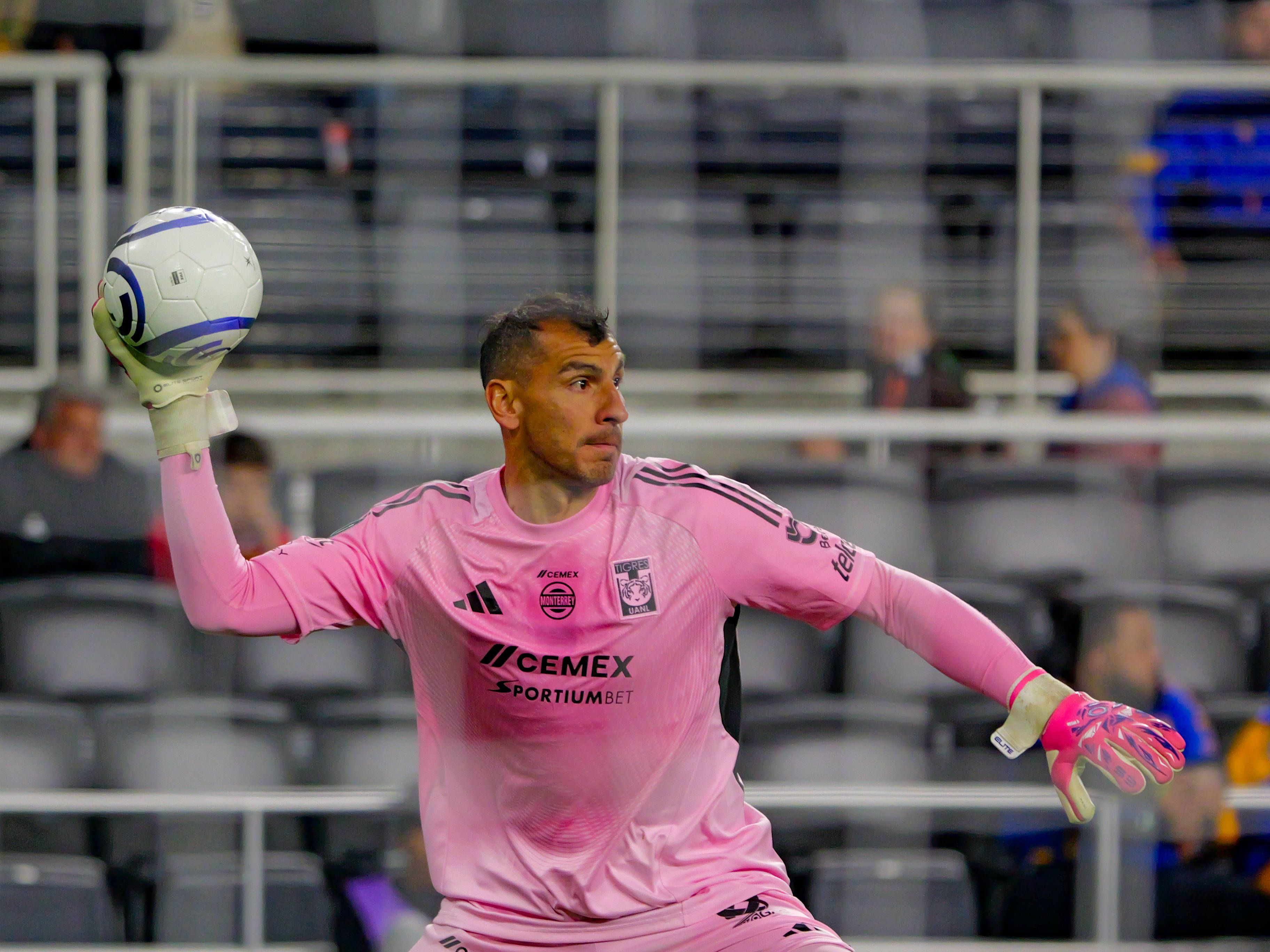 Nahuel Guzmán joga nos mexicanos do Tigres e fez 40 anos em fevereiro. Esta época, já leva 44 jogos (IMAGO)