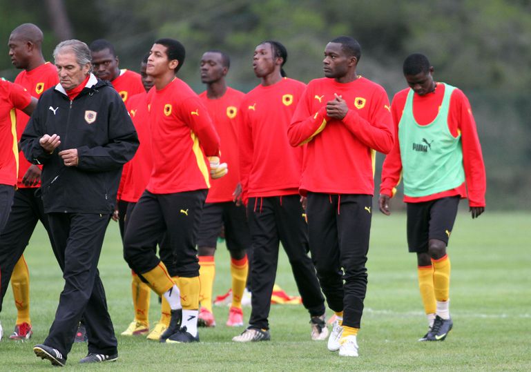 Manuel José com Mantorras e outros internacionais angolanos, em 2009 (foto A BOLA)