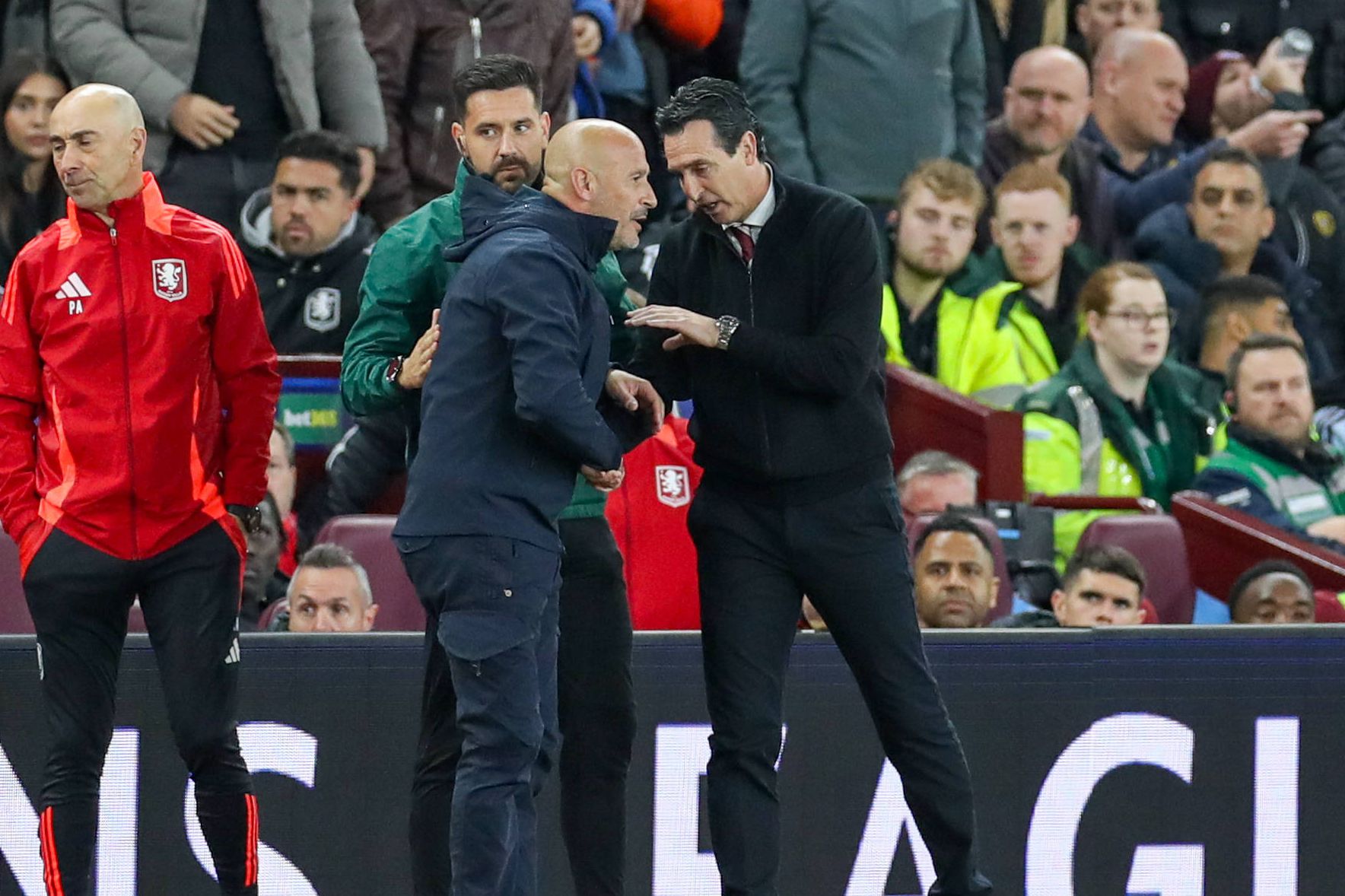 Vincenzo Italiano e Unai Emery, treinadores do Bolonha e Aston Villa, respetivamente