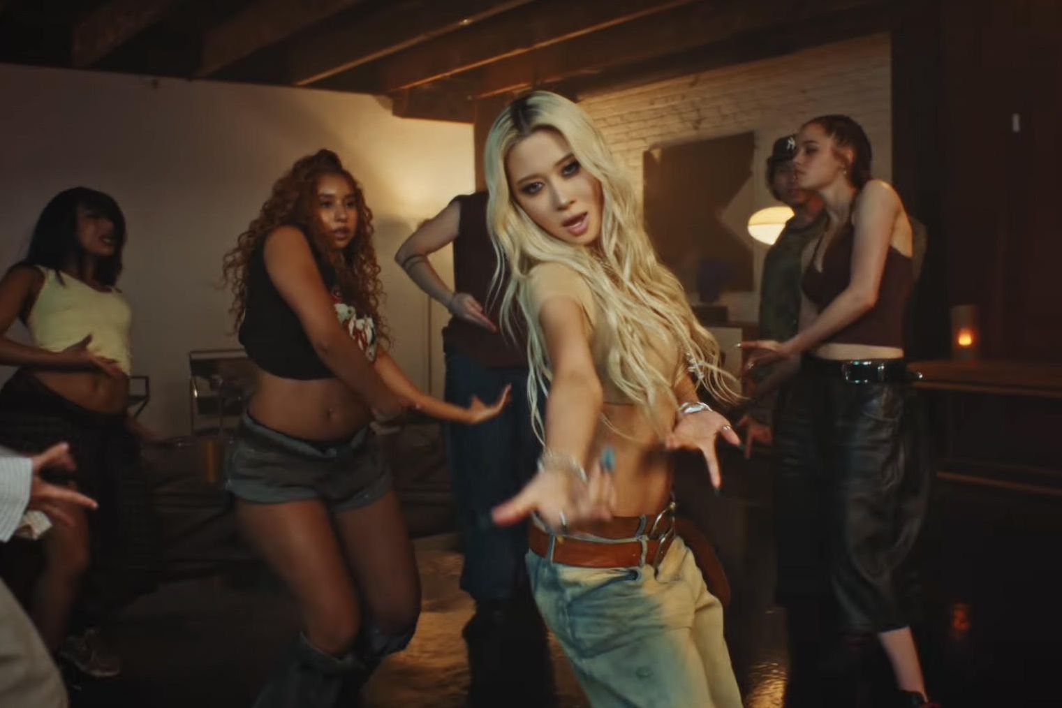 Shiloh, a filha de Brad Pitt e Angelina Jolie, de calças pretas e top castanho - Foto: D.R