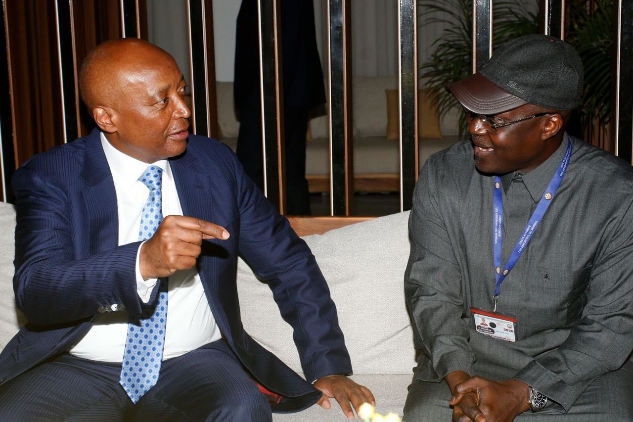 Patrice Motsepe, presidente da CAF, com o homólogo da Federação Senegalesa de Futebol, Abdoulaye Fall - Foto: X/CAF Media