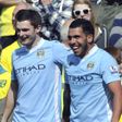 Adam Johnson com Carlos Tévez no Manchester City - Foto: IMAGO